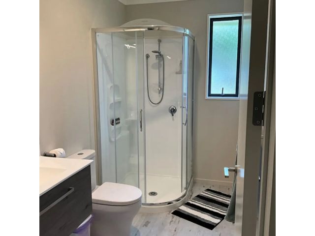 Pukekohe Property - bathroom with shower